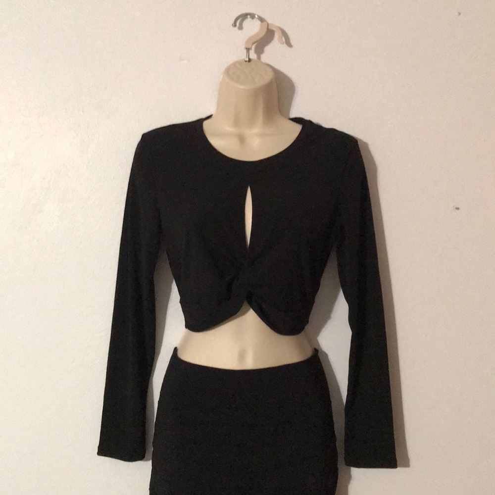 Black long sleeve crop top